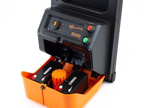 S200 Solar Energizer 45 miles / 160 acres - Gallagher Electric Fence