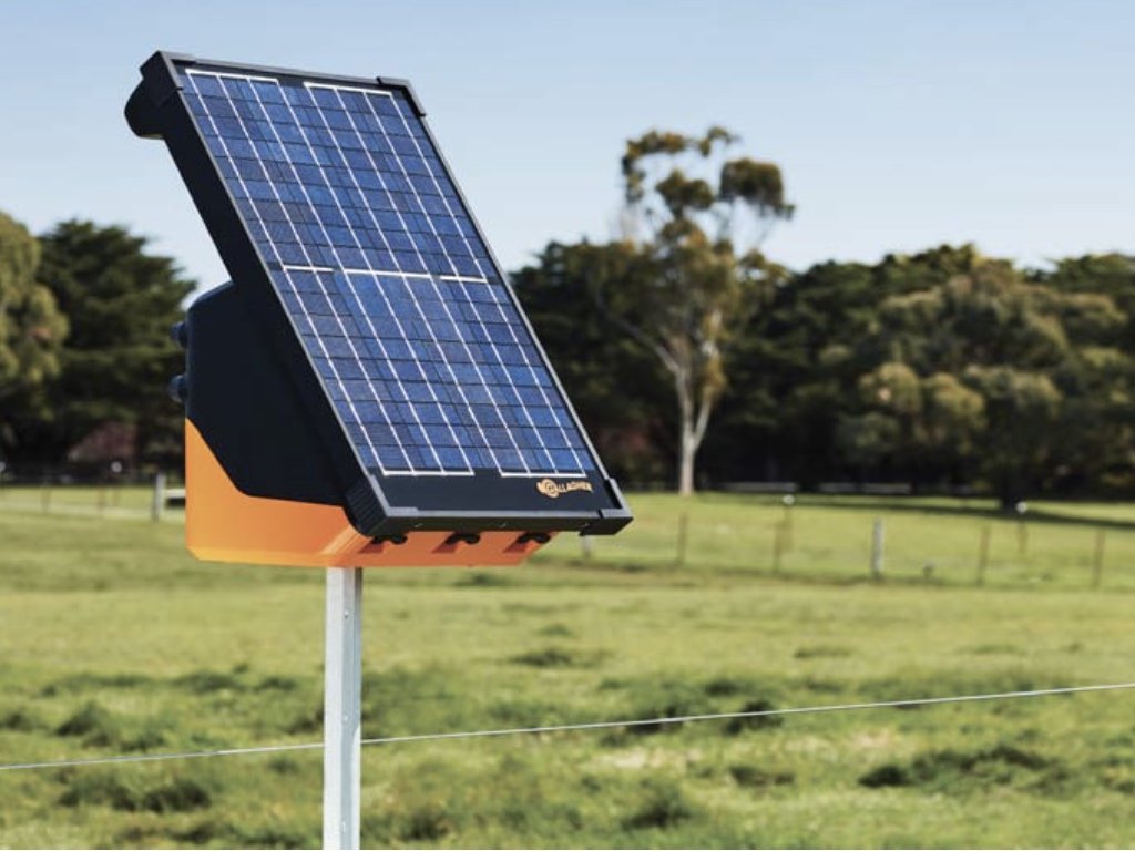 S200 Solar Energizer 45 miles / 160 acres - Gallagher Electric Fence